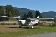 Og her borte står det en Cessna 172S Skyhawk SP fra 2006, det er Drammen Flyklubb som eier denne