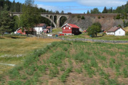 Vi kjører videre mot Notodden og har Hengselva steinhvelvbru hvor Sørlandsbanen går, den er fra 1917 og er 51 meter lang og er vernet