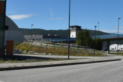 Men nå er vi i Notodden og vi ser Notodden lufthavn rett foran oss, flyplassen er fra 1955, så den er ikke så gammel