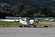 Selvfølgelig takker jeg ja til det og går inn. Her står Notodden og Kongsberg flyklubb sin Cessna 172R fra 2008