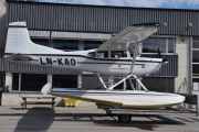 Flyene er litt større når du står ved siden av dem, jeg er vant til å se dem over Høyenhall i luften. Dette er Johan sin Cessna A185E Skywagon fra 1967, det er en ordentlig veteran vi ser på her