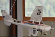 Men nå er vi på modellfly igjen, dette er nok en Cessna 172 Skyhawk, radiostyrt fra rundt 2010 da den har kåpe over hjulene