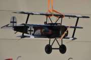 Neste blir vanskelig, jeg tror vi er på første verdenskrig siden maskingeværet er plassert foran flyver og den har tre lag med vinger. Jeg gjetter Fokker Dr. I og den "Den røde baron"