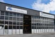 Men jeg må videre, når du først har sluppet inn så tar jeg sjansen og spør pent. Her står det Flyteknisk Notodden og Cessna Service Station og jeg kunne gå inn