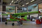 Det er altså sånn en flymotor ser ut, dette er en Cessna A185E fra 1966 som Øivind eier. Se hvor rent og pent det er over alt, når jeg kommer hjem så skal jeg vaske veteranbilen med en gang