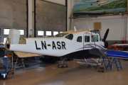 Andre er noe lettere, LN-ASR er en Cessna U206F Stationair fra 1976, nesten like gammel som bilen min. Jeg tror at Kenneth restaurerer denne her, kanskje jeg ser den over Høyenhall en gang