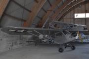 Nå er jeg i hangaren og ser på en Piper L-4J fra 1944 som Asmund eier. Den er malt i L-4J Grashopper sine USAAF farger