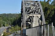 Dette er Akkerhaugen jernbane- og veibru, den ble åpnet i 1922 og er 180 meter lang. Jernbanebrua har en samlet vekt på 570 tonn og med de to vegbruene på 246 tonn, så veier den totalt 816 tonn. Da er den 100 år gammel i år