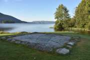 Her skal det være noe som heter gravfelt på Akkerhaugstangen. Det skal være syv gravhauger her et sted