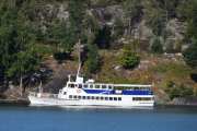 Men nå kommer kanalbåten M/S Telemarken, som i mange år har gått i fast rute mellom Akkerhaugen og Lunde