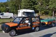 Men herren her kommer med en Renault Teilhol Rodeo fra 1984 og hengeren matsjer bilen ser vi