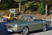 Og fruen kommer i en Renault Floride fra 1962, dere husker vi snakket om Renault Caravelle som ikke hadde kjøleribber på siden