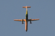 Så kommer det et propellfly over oss, jeg tror det er Widerøe med en Dash 8
