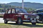 Men det er nå vi skal bli litt overasket, her står det jo en Renault 6 TL fra 1970. Dette er en første generasjon som du ser på grillen også
