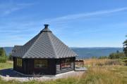 Litt historie om Lifjellstua, jeg siterer: I 1936 blei det reist spørsmål i generalforsamlingen i Skein Telemark Turist Forening om å reise en hytte på Lifjell. Det resulterte i at DNT kjøpte Jønnbu turisthytte 18 februar 1943 for 5000 kroner. Etter 2 verdenskrig ble det satt i gang et arbeid om å oppgradere standarden og gå i gang med å anlegge vei opp til Lifjellplatået. Lifjellstua var da i DNT sitt eie og drift frem til 1981