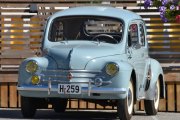 Men her har det dukket opp flere veteranbiler mens vi har vært borte. Denne er spesiell, Det er en Renault 4CV fra 1959, like gammel som meg