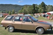 Og her så står det er Renault 12 stasjonsvogn fra 1974, venter vi litt nå så skal vi få damene til og stille seg opp