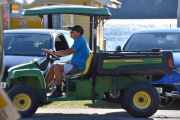 Da kan vi endelig fokusere på noe annet, dette er en John Deere Gator som drar kutoget
