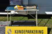 Men nå skal jeg inn på kundeparkeringen til Renault, og her kan vi finne mye spennende