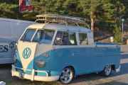 Men nå er middagen ferdig og jeg rusler rundt på plassen, da ser jeg en Volkswagen transporter T21 fra 1965