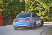Mine reflekser i kveld er gode, jeg hører en rå bil kjøre fort oppover, det er en BMW M3 fra 2014. Bokstaven M foran 3 har en betydning her