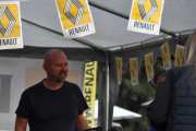 Neste vinner kommer i en nøytral t-skjorte og har valgt solbriller, han kan jo kjøre hva som helst - bare det er en Renault
