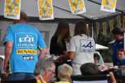 Her ser jeg Team Spirit Renault Elf på t-skjorta og da er vi på formel en kjøring, enten har jeg gått glipp av en bil eller så...