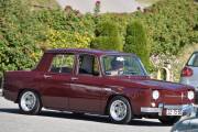 Her kommer det også en Renault 8, den er fra 1969. Så du noen forskjell på disse to Renault 8? Akkurat, noe med frontlyktene