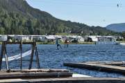 Norsjø Kabelpark. Norges eneste full size kabel. Her er det kabelbane for både wakeboard, vannski og kneeboard! Personen faktisk svever i luften...
