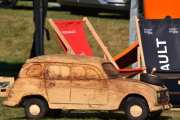 Jeg mener denne, en Renault 4 som er sagd ut fra en trestamme med motorsag