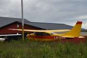 Men så ser vi et skilt og svinger inn, jeg vil ta bilder av fly men kom ikke lenger inn på området. Det er forresten en Cessna Aircraft Company U206F