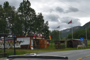 Og det neste vi passerer er et Reinsdyr som skal krysse veien