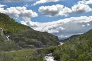 Vi klatrer oss oppover og naturen er flott å se på