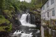 Vi tar et bilde i bakgården og skjønner såpass at dette ble brukt som mølle, stamping og sagbruk