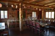 De venter inn et busslass med turister som skal stoppe her og spise frokost, derfor har de gjort i stand enda et rom