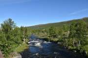 Vi snur oss og tar et siste blikk på elven der den kommer nedover