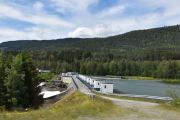Her ser vi demningen ved Hunderfossen, den er 300 meter lang og har en sykkelsti over