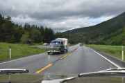 Men så møter vi noe koselig på veien, det er en Volvo PV fra 1963 med campingvogn på slep
