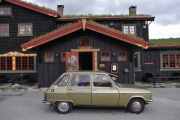 Vel, som jeg skrev tidligere på denne turen så skal vi ha en annen bil foran hovedinngangen. Nemlig en Renault 6