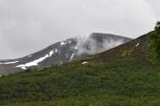 Tåkebankene ligger lavt rundt oss og ser dere Moskusen på toppen av fjellet der borte? Nei da, var en stein dette også