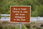 Brua vi så på i sted er også fredet, her må stein få ligge i fred