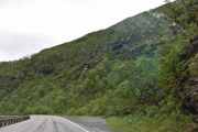 At vi er på vei ned fra Dovrefjell nå er sikkert, bilen triller så fort at vi ikke rekker å stoppe