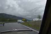 Men vi har full fart og når bilen må bremse ned ved en rundkjøring for vi tatt bilde av den. Det er en Volvo Amazon, men årstallet vet jeg ikke