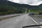Nå er det like før vi kjører over Harpe bru som er 330 meter lang  ved Harpefoss som igjen fører oss over Gudbrandsdalslågen