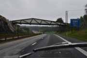Vi kjører videre oppover og ser brua hvor Bråtenvegen går over E6. Like før vi passerer Eidsvoll