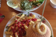 Min kone bestilte fjellørret og jeg en real hamburger. Og maten var kjempegod