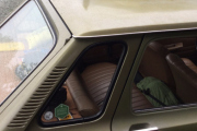 Vi bruker ventetiden på fredagen til noe fornuftig, hva med Linerla på taket på en Renault 6?