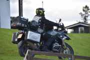 Så kommer det en BMV R1200 med reg. skiltet MY 06 FUN og jeg tror den er fra England