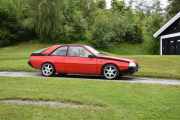 Så kommer det en rød Renault Fuego,  med en av dem som passer på bilen vår