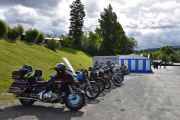 Det står flere på den andre siden av teltet også